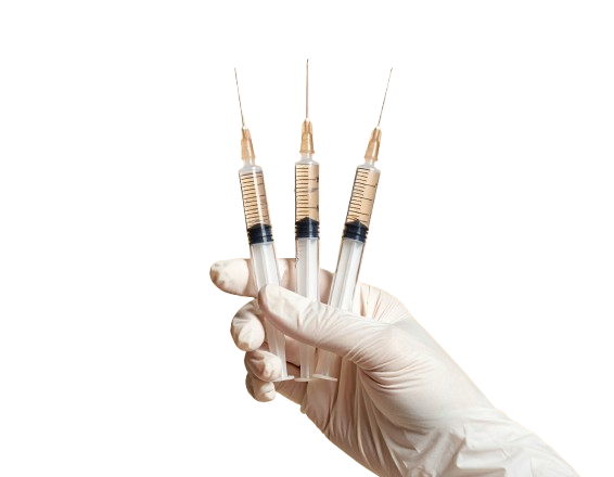 Main avec un gant en plastique tenant trois seringues pour des injections esthétiques