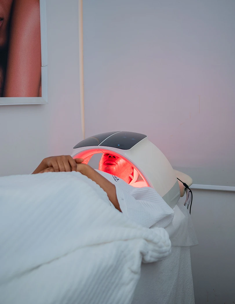 Séance de LED médicale sur le visage